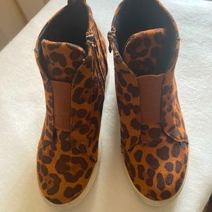 👢Animal print wedge booties size 38